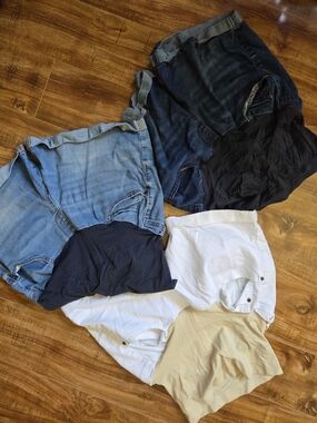 a:glow Maternity Boyfriend Shorts - White and Beige